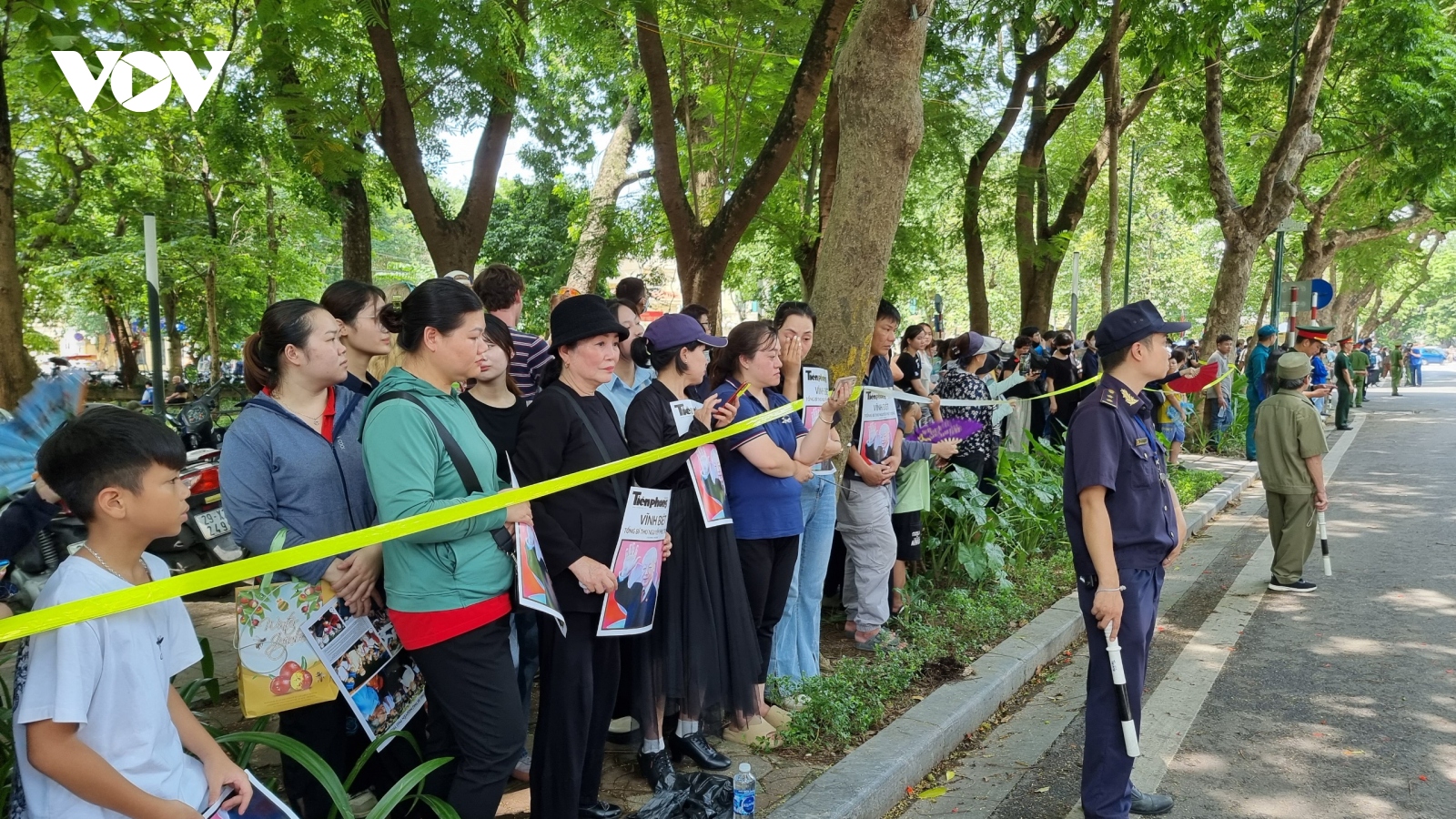 Người dân đứng dọc hai bên đường tiễn đưa Tổng Bí thư Nguyễn Phú Trọng